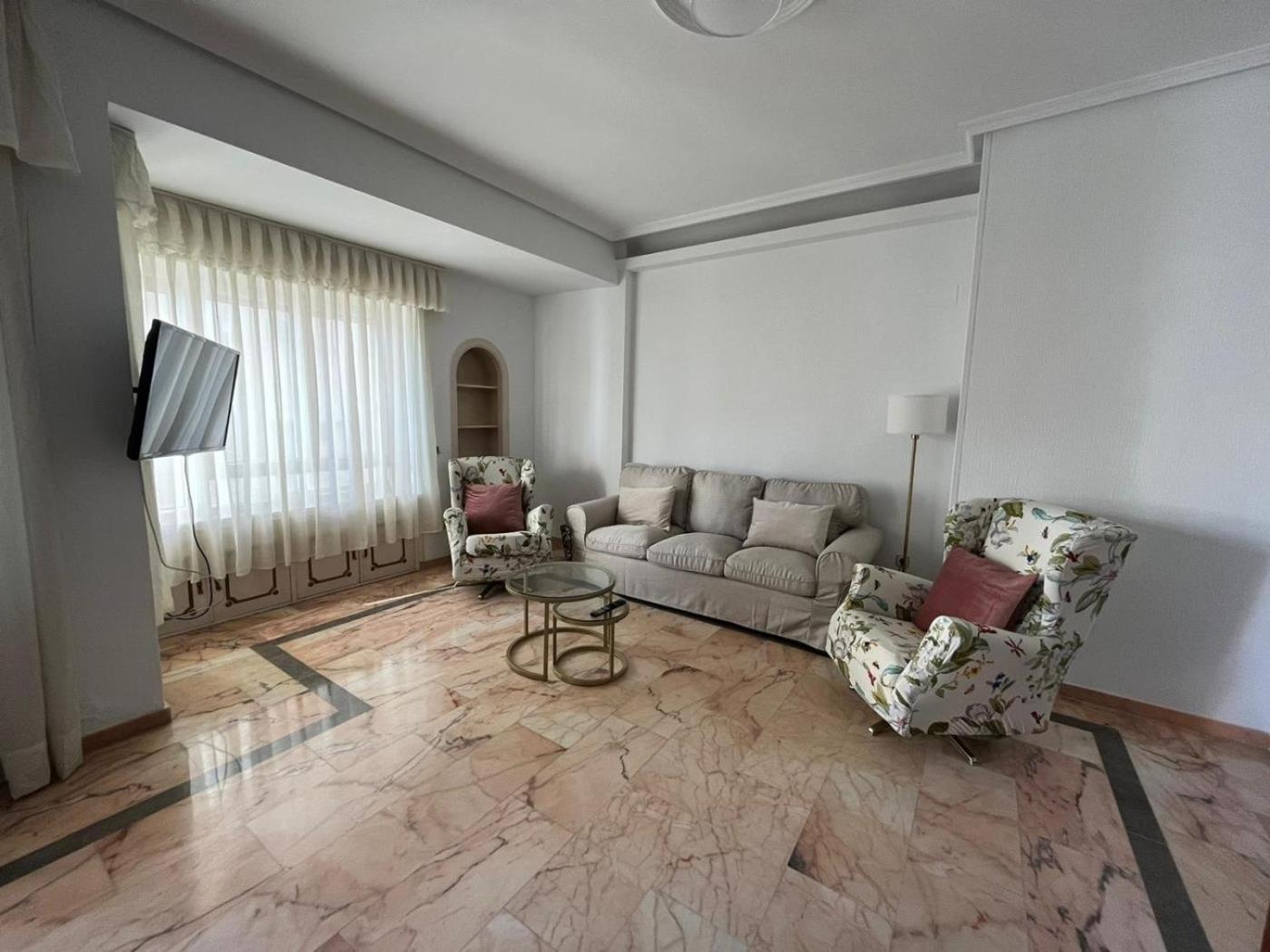 Amplitud, Comodidad Y Luz En El Centro De Apartament