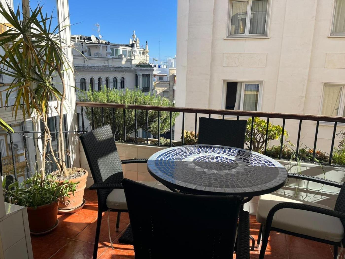 Amplitud, Comodidad Y Luz En El Centro De Apartament